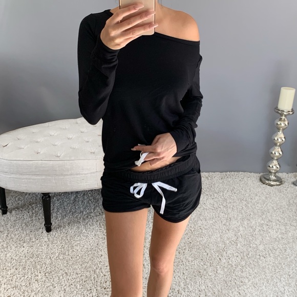 LAST➖CUDDLES in Black - Picture 3 of 4